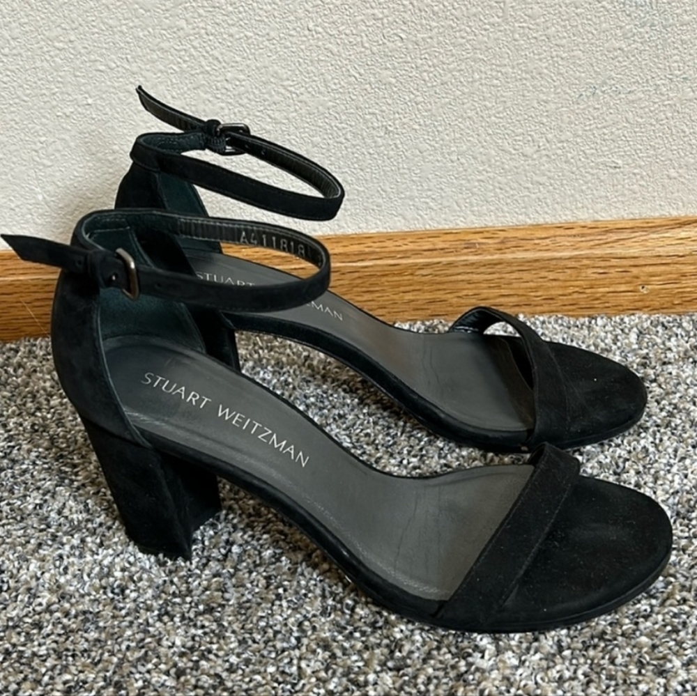 Stuart Weitzman detailed with a cut-out counter, Nudistcurve sandals